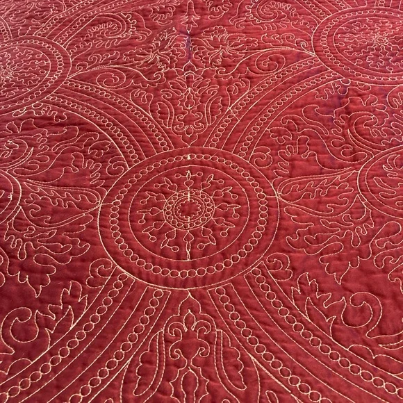 Queen size red & cream bed spread w/ 2 pillow shams and 4 throw pillows - Picture 6 of 6